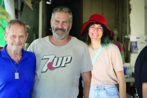 שלושה דורות במשק ביידר הסבא יענקלה הבן ערן והנכדה מור צילום מאלבום משפחתי (1)