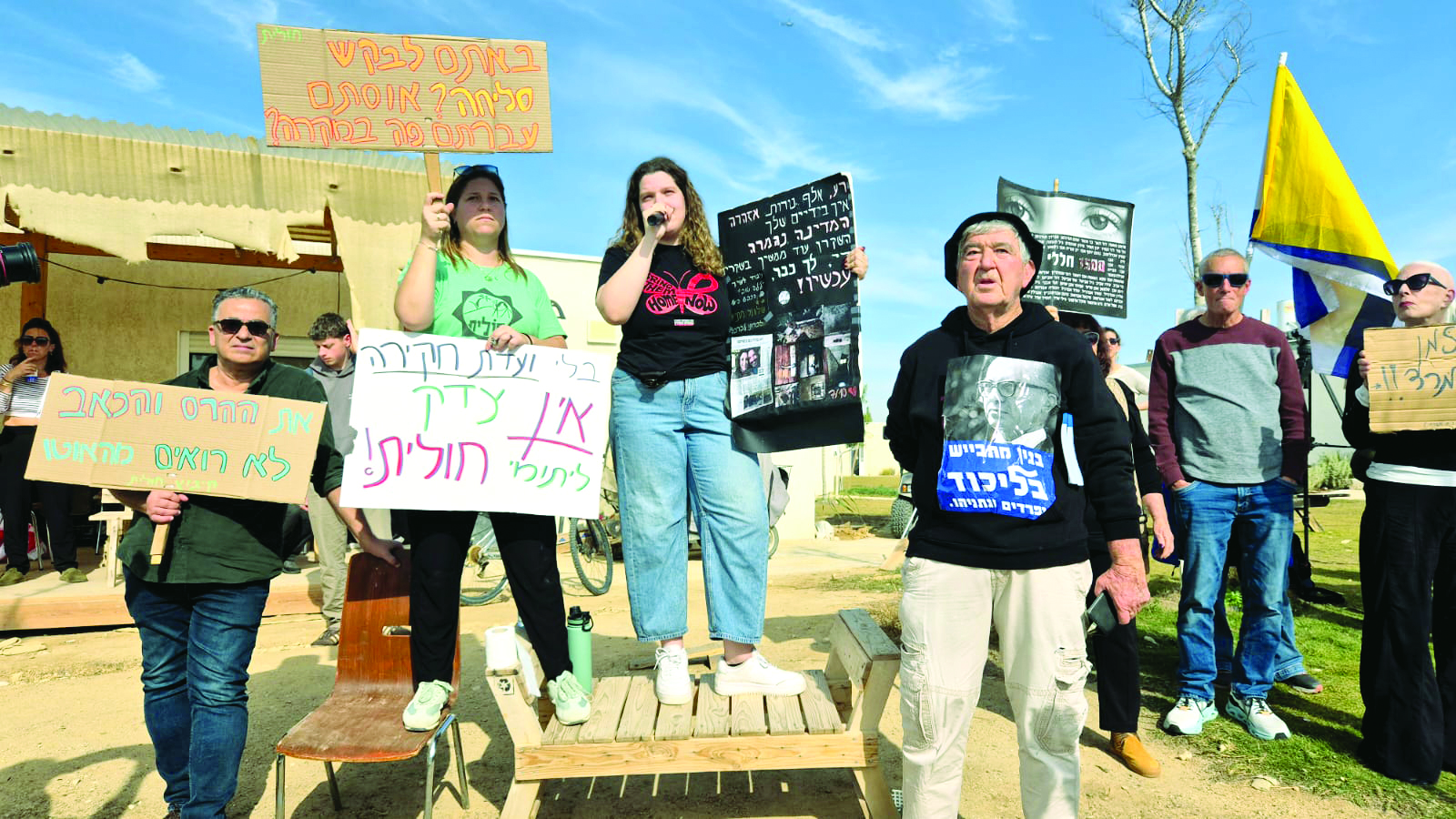 2 רביבים מפגינים