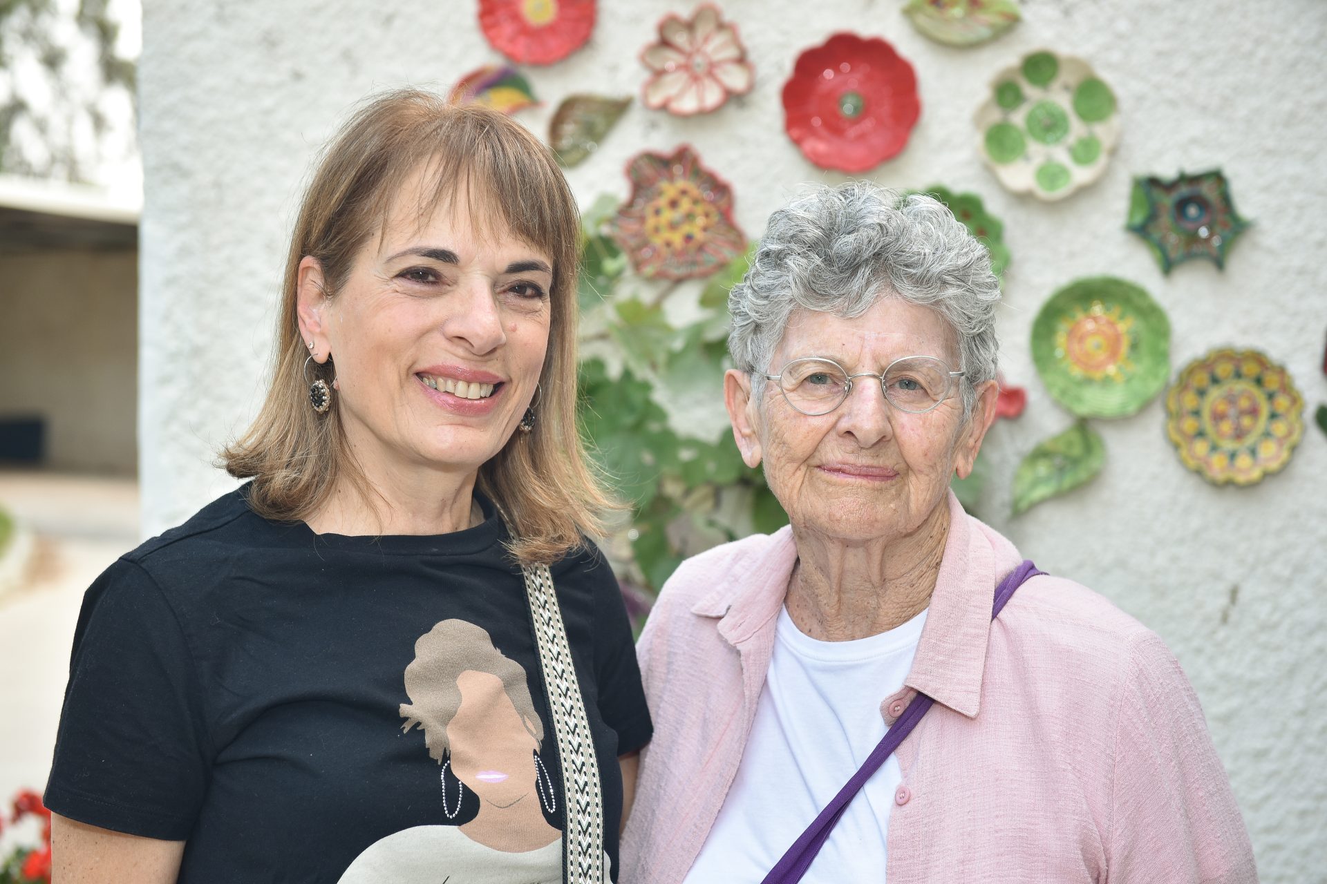 אפרת גולדמן  עם אילנה איתמרי החברותא משמאלה