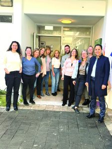 גלית שאול ועובדי אגף קהילה ויישובים במרכז הקהילתי החדש