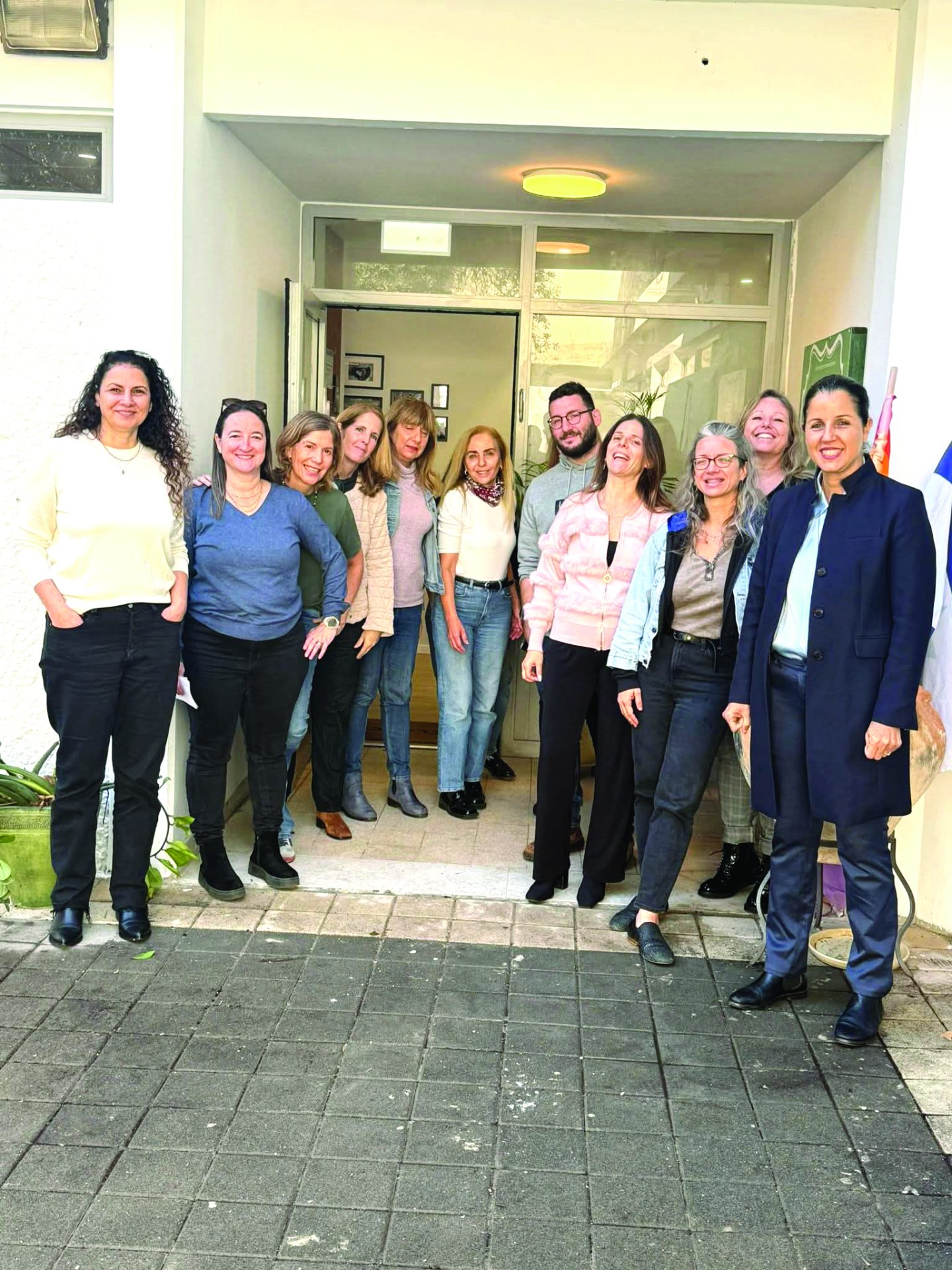 גלית שאול ועובדי אגף קהילה ויישובים במרכז הקהילתי החדש