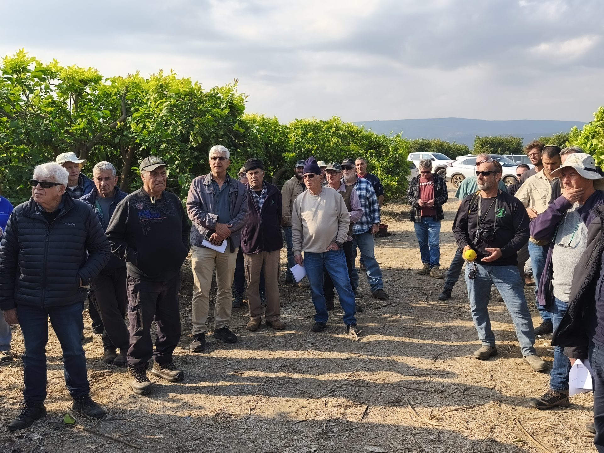 החוקרים והמדריכים בסיור הדרים בעמקים