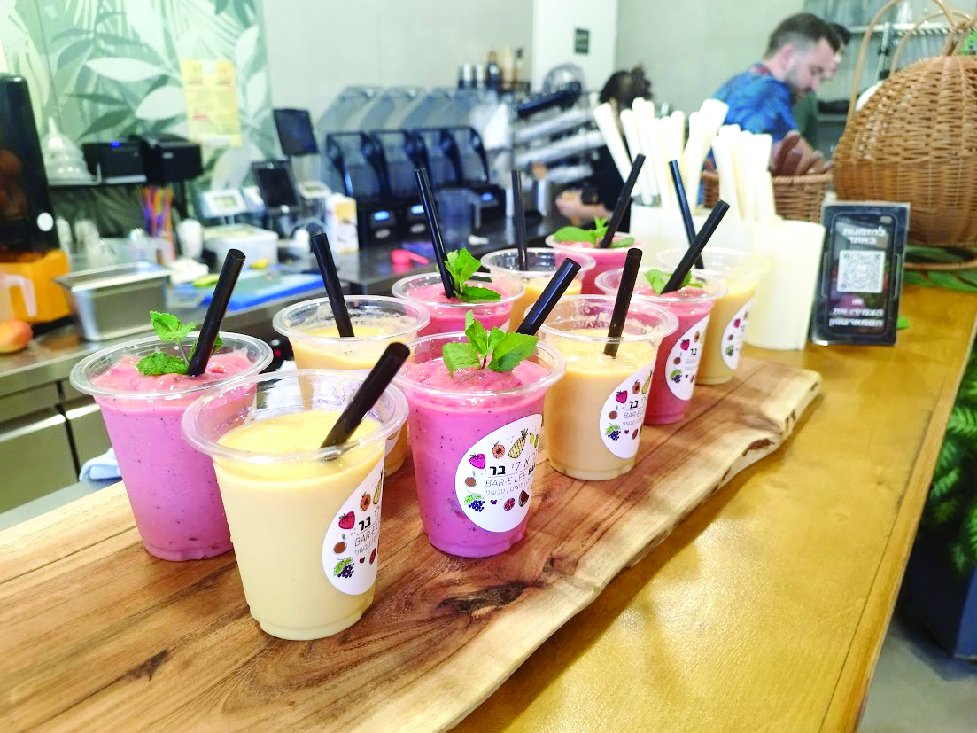 מגוון משקאות בריאות בריא לי בר (צילום דני בר)