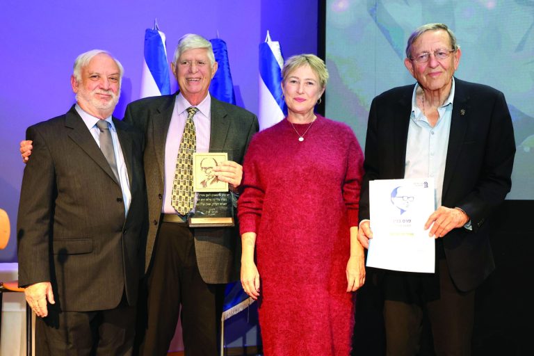 מימין יאיר שטרן חבר וועדת פרס בגין, איריס חיים, בזיל גמזו יור המועצה הציבורית של מרכז מורשת בגין, הרצל מקוב ראש מרכז בגין