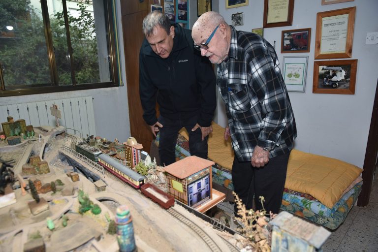 ניר שריג מנהל זמן איכות בגיל השלישי  ועמרם בירם