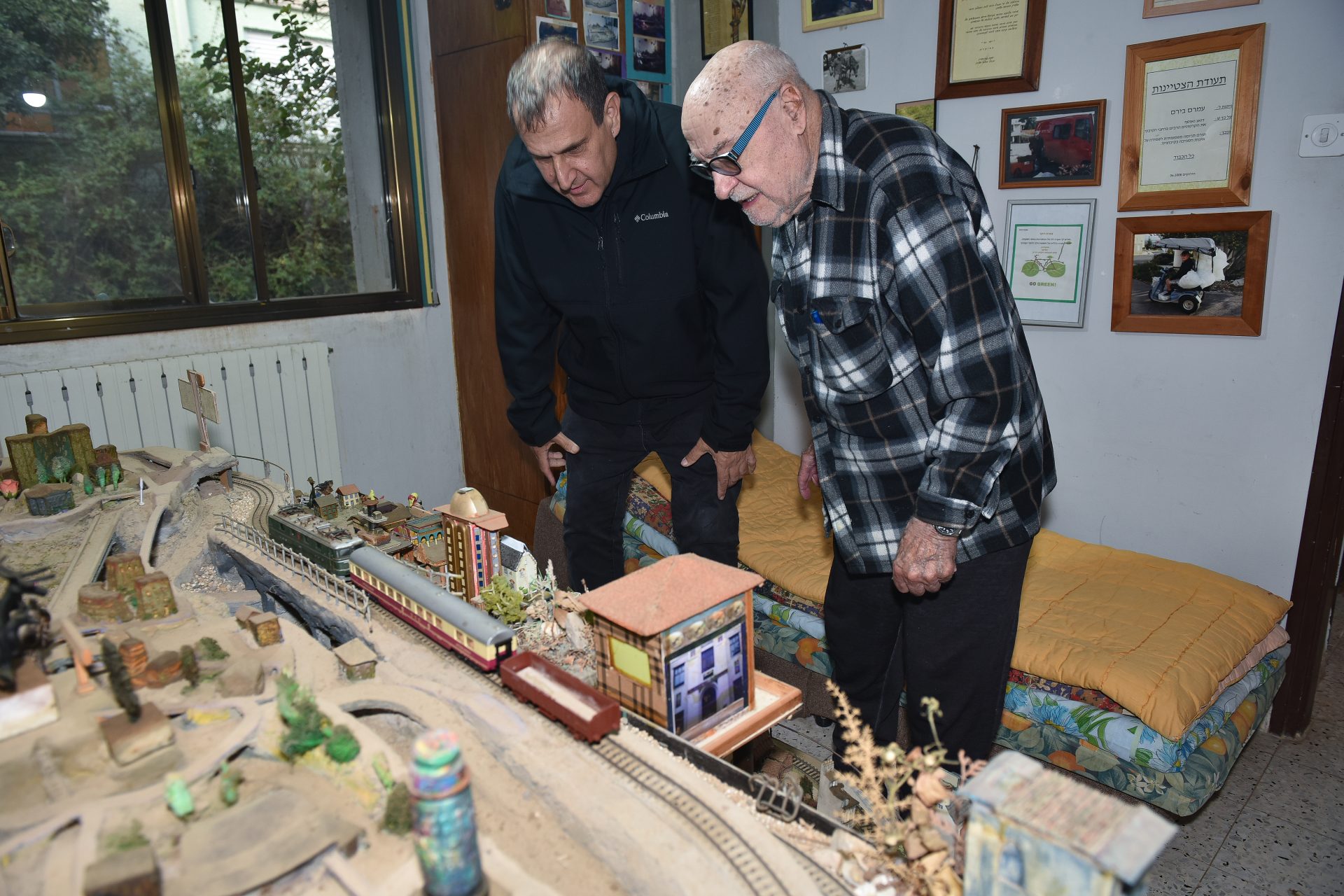 ניר שריג מנהל זמן איכות בגיל השלישי ועמרם בירם