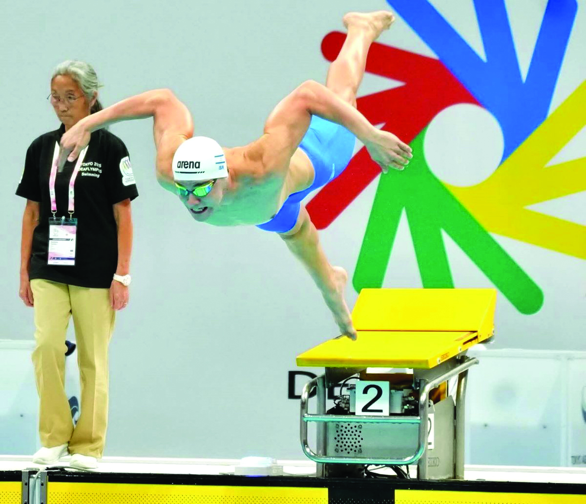 נתן גוטפלד מזנק בבריכה האולימפית בטוקיו