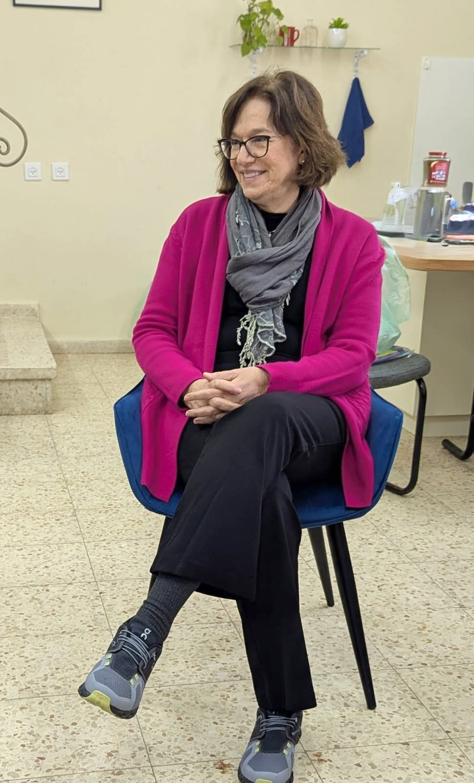 סינדי בחוג תרפיה באמנות בניר ישראל. צילום ניקול רוזנברג