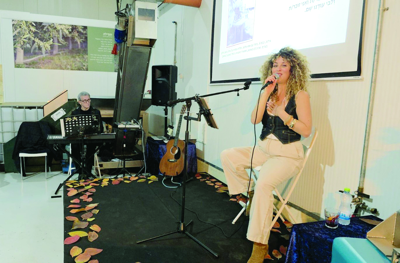 ענבל באירוע פרטי. נכן קלידים סאשה פרומן. צילום אילנה יוגב