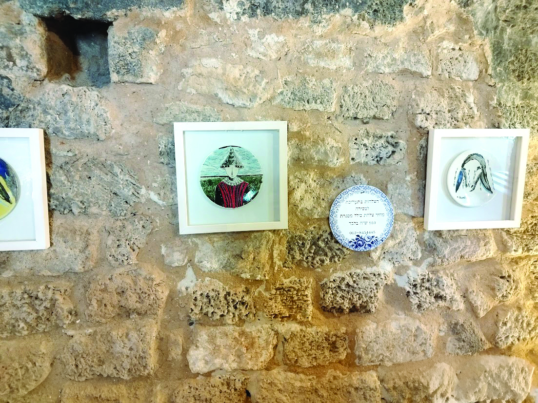 צלחות מצוירות על בתערוכת בין קישוט למצע צלחות שצויירו בידי קדישמן ועוד (צילום דני בר)