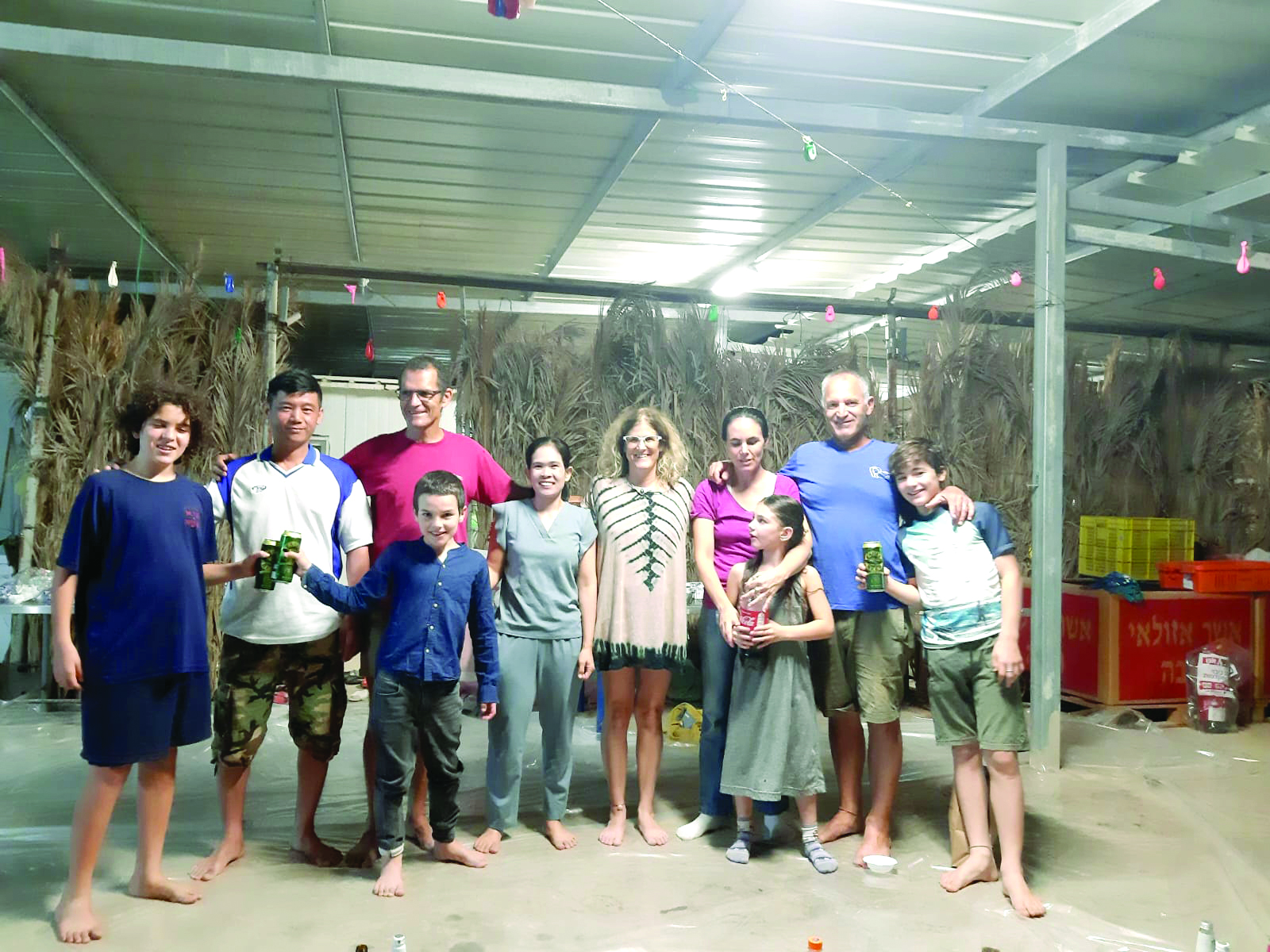 רועי ועפרי גלילי עם השותפים למשק החקלאי בעידן רן ושחר פלג חלק מהילדים והתאילנדים אלבום משפחתי