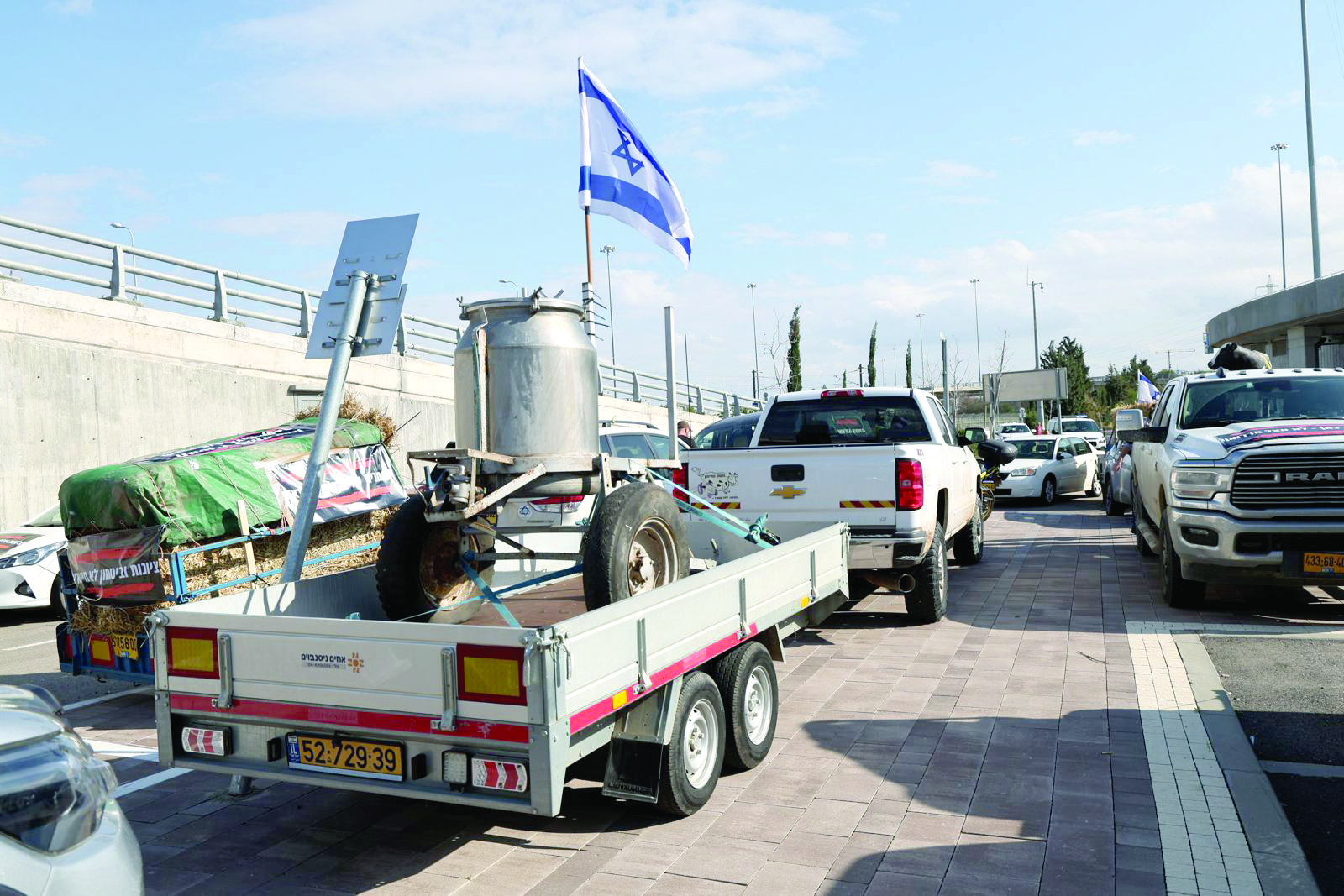 שיירת הרפתנים בנתיבי איילון. צילום יריב דגן