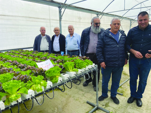 אלי אהרון ואחרים בביקור בחממה הלימודית בביר א סיכה
