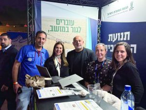 אנשי תנועת המושבים ביריד