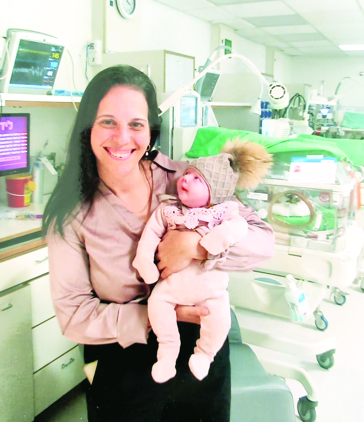 דר. שפורן בעת השחרור של תינוקת שחייה ניצלו. אלבום פרטי.