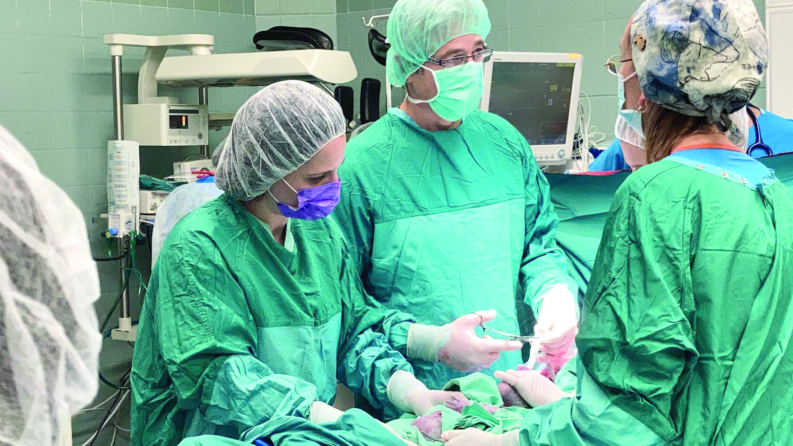 דר. שפורן (משמאל) בעת ניתוח. צילום גלעד שעבני