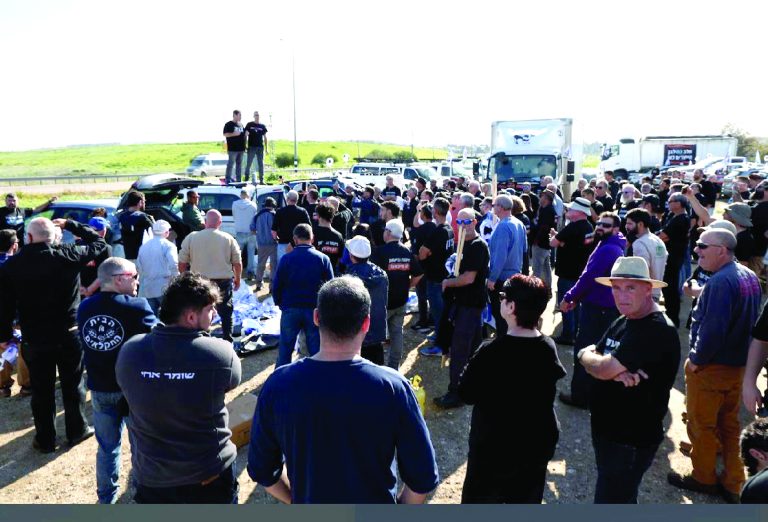 החקלאים חוסמים את כביש מס 1 ושופכים חלב וחציר על הכביש