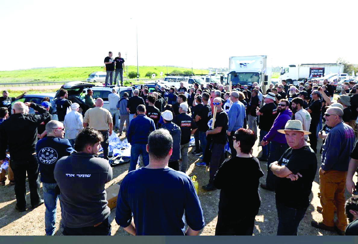 החקלאים חוסמים את כביש מס 1 ושופכים חלב וחציר על הכביש