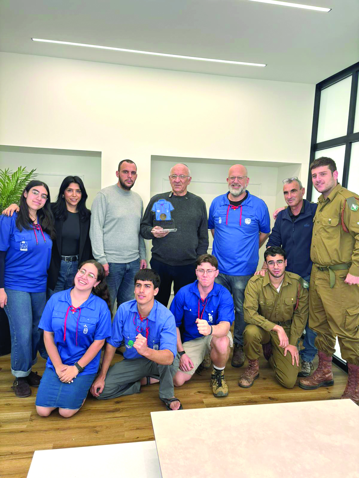 חניכי ומדריכי התנועה בהענקת האות לשמעון גואטה, ראש המועצה האזורית מעלה יוסף, אחרת מ18 מועצות בהן הוענק האות