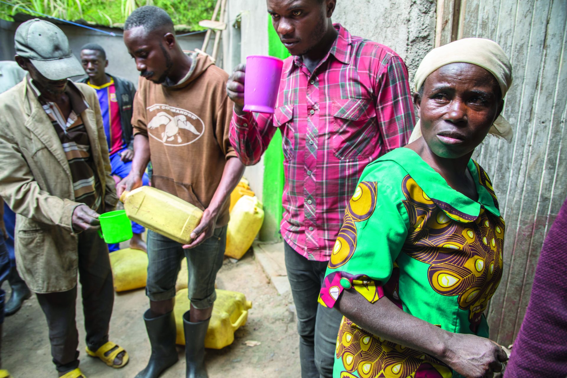 מלכת ההר מכינה בירה מבננות ברואנדה. צילום רוני בן ארי.jpg
