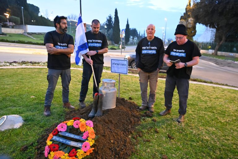 ערימת זבל הפרות המעוצבת כקבר לרפתות המושיות מול משרדי האוצר