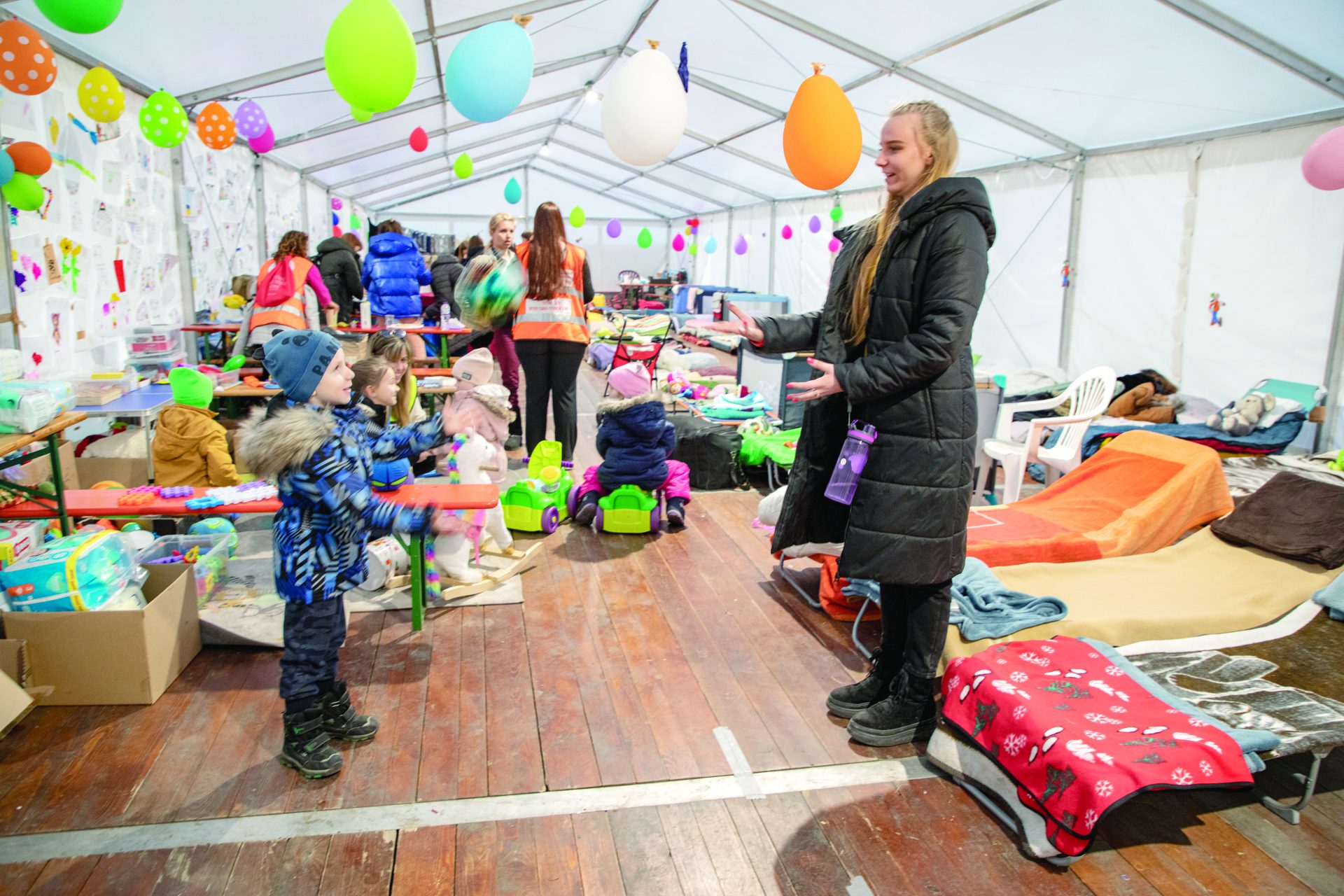 פליטות מאוקראינה וילדיהן באוהל בגבול פולין. צילום רוני בן ארי.jpg