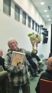 רוחיק רבינוביץ מקיבוץ בית השיטה חוגגת את קבלת יקירת הענף