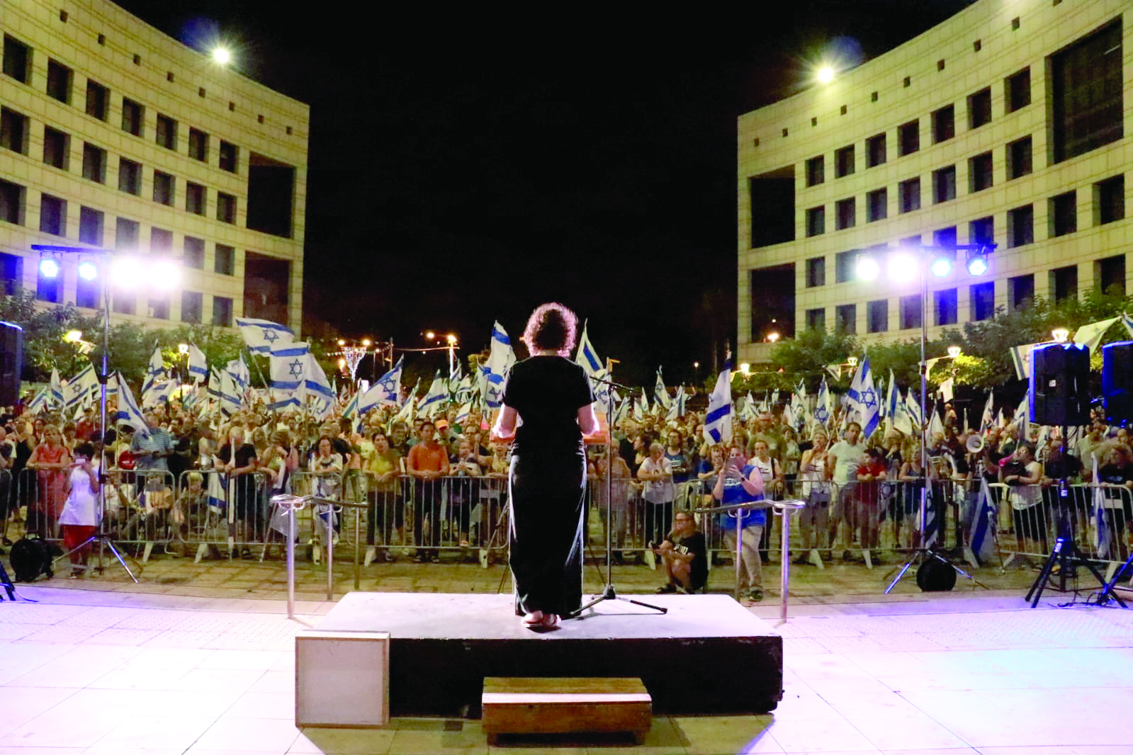 רתם מול קהל בהפגנת אמהות