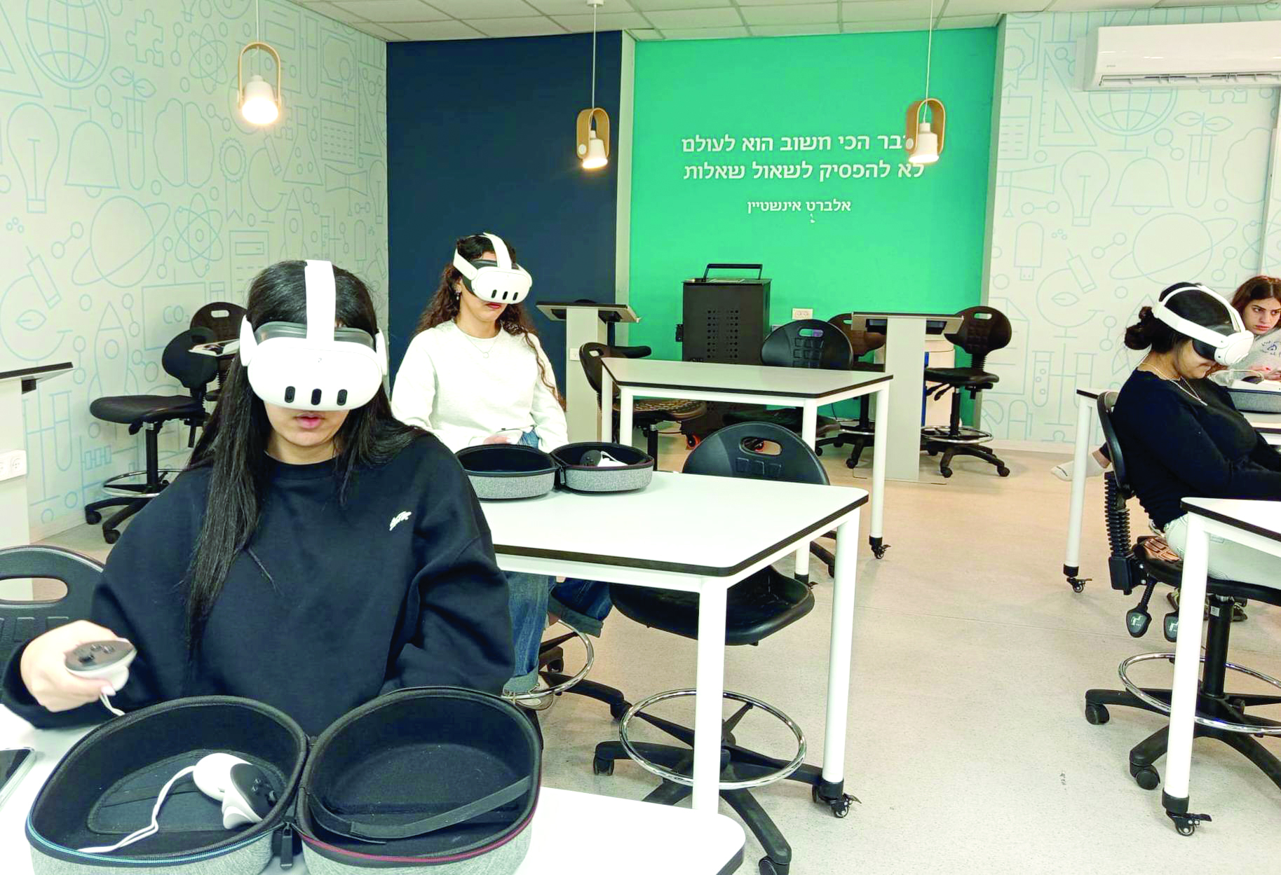 תלמידי מעיין שחר לומדים שפה באמצעות משקפי VR