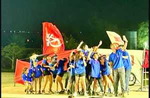 תמונה 1 אוהדי הפועל תל אביב חולצות כחולות