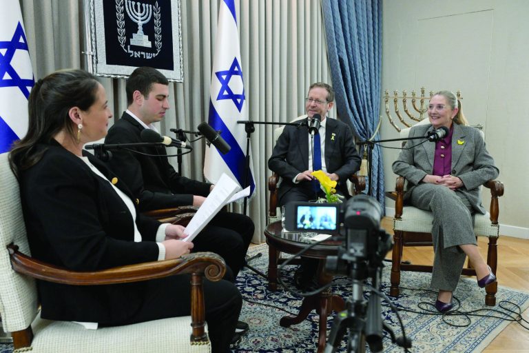 תמונה 1 שירי ורועי פרנקל מראיינים את הנשיא ורעייתו (1)