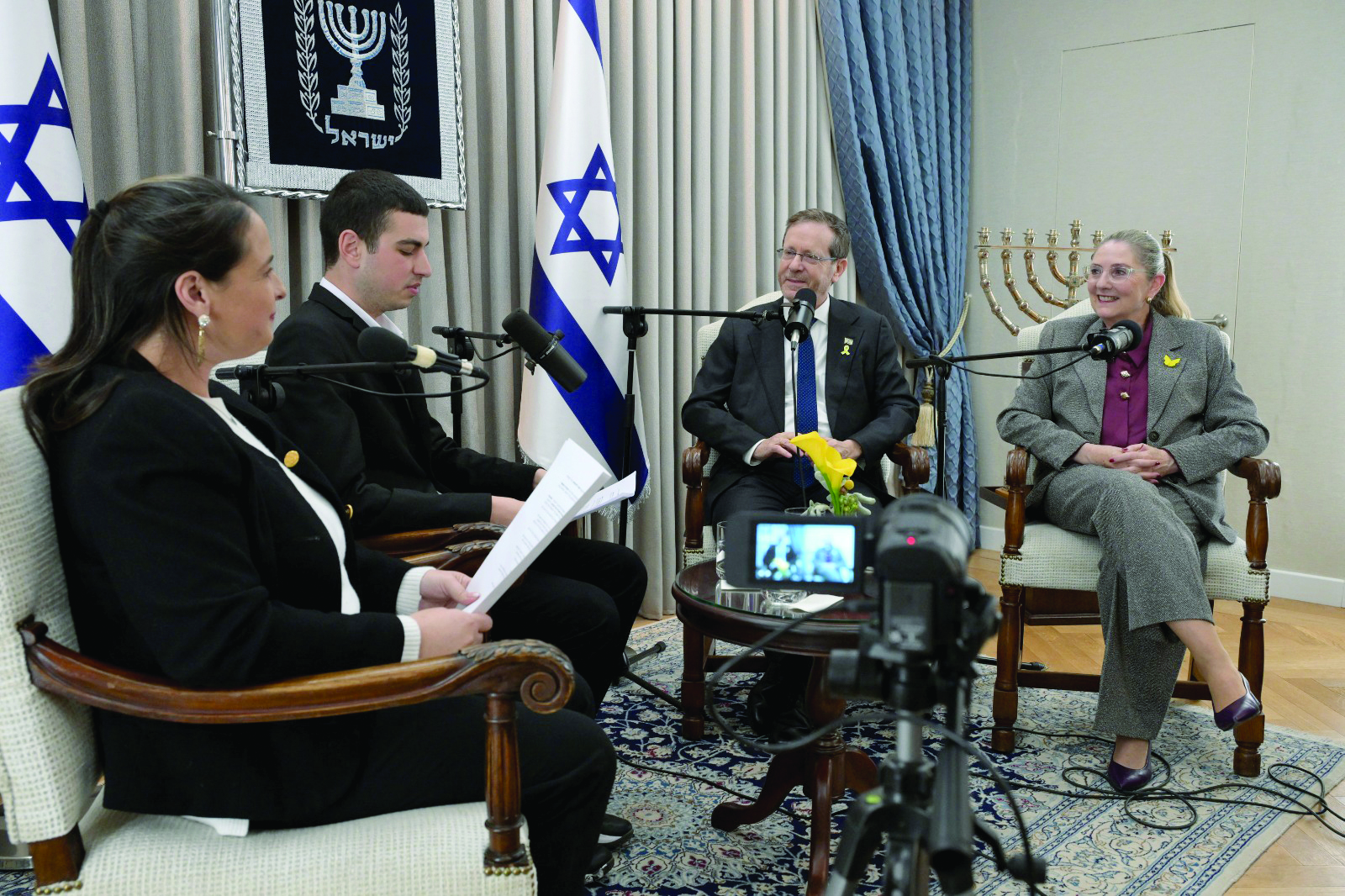 תמונה 1 שירי ורועי פרנקל מראיינים את הנשיא ורעייתו (1)