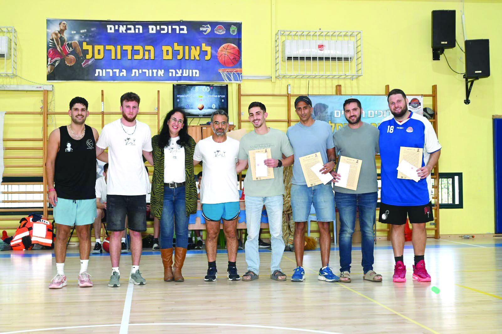 הוריו של רותם סהר הדר זל בטורניר כדור סל עם מקבלי המלגות. צילום מאלבום משפחתי