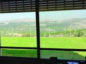 הנוף בחלון בית במושב. על הרכס הכפר מרון א ארס