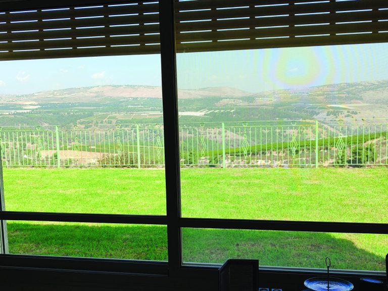 הנוף בחלון בית במושב. על הרכס הכפר מרון א ארס