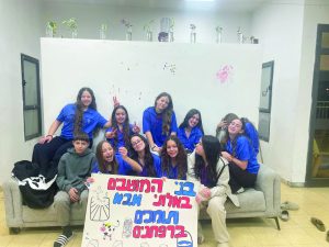 חניכי אלוני אבא עומדים מאחורי הרפתנים, השבוע