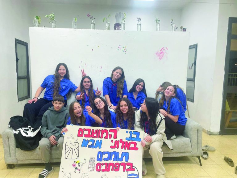 חניכי אלוני אבא עומדים מאחורי הרפתנים, השבוע