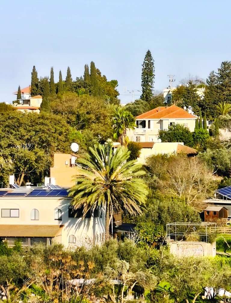 לבתים המצלומים אין קשר למאמר