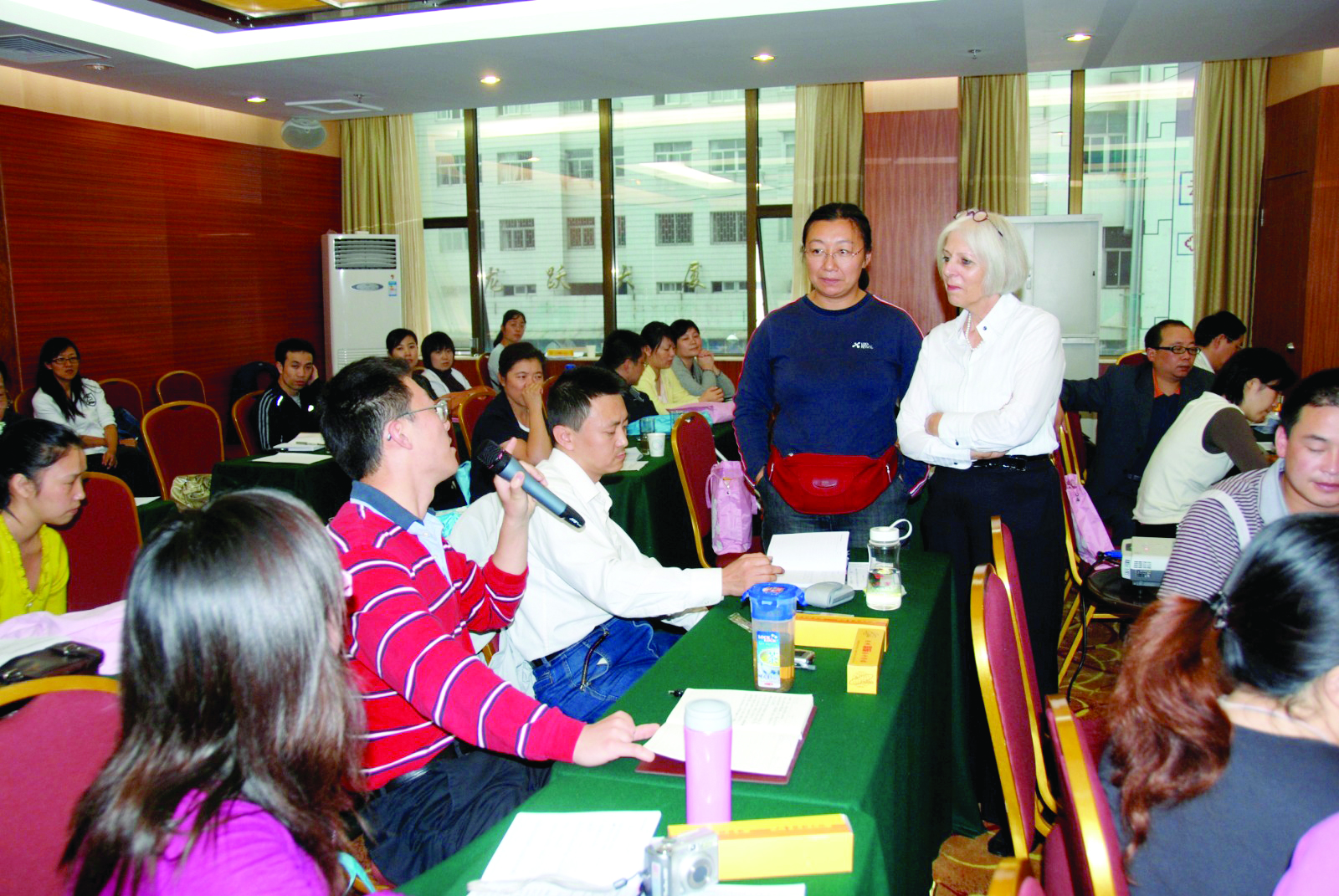 נורית מעבירה הכשרה בסין