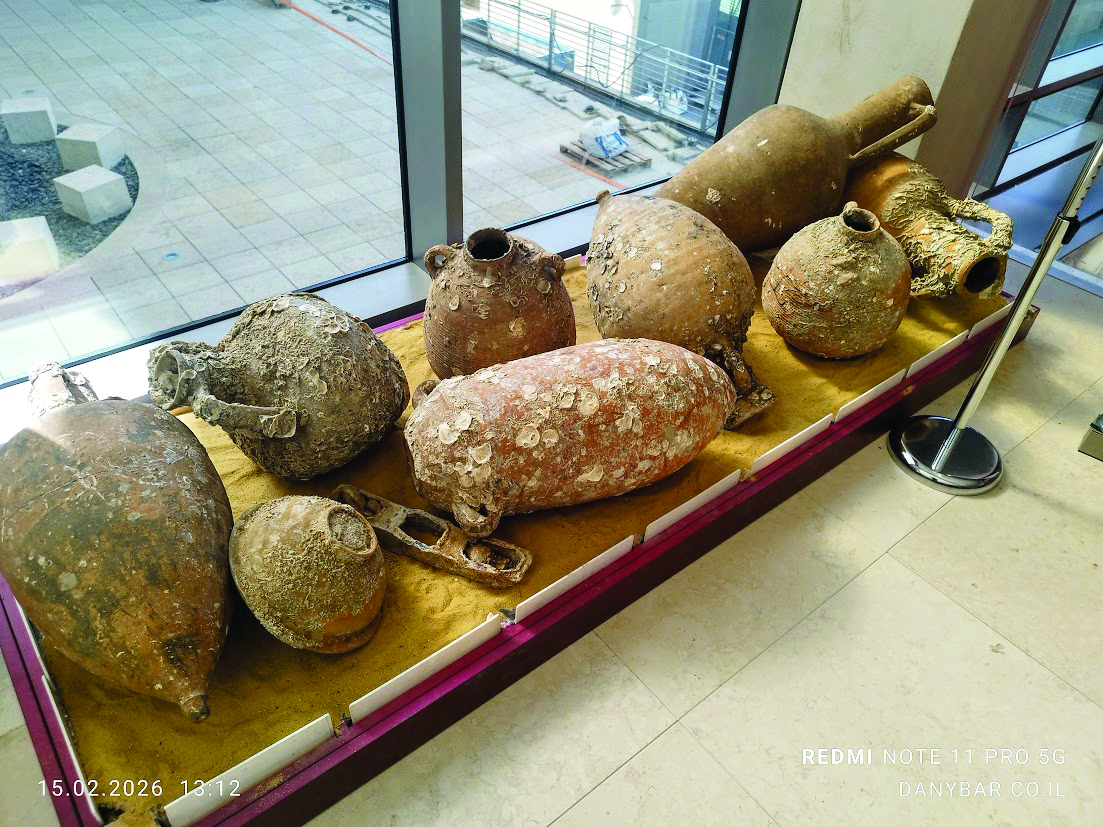 עתיקות מספינות טרופות בים