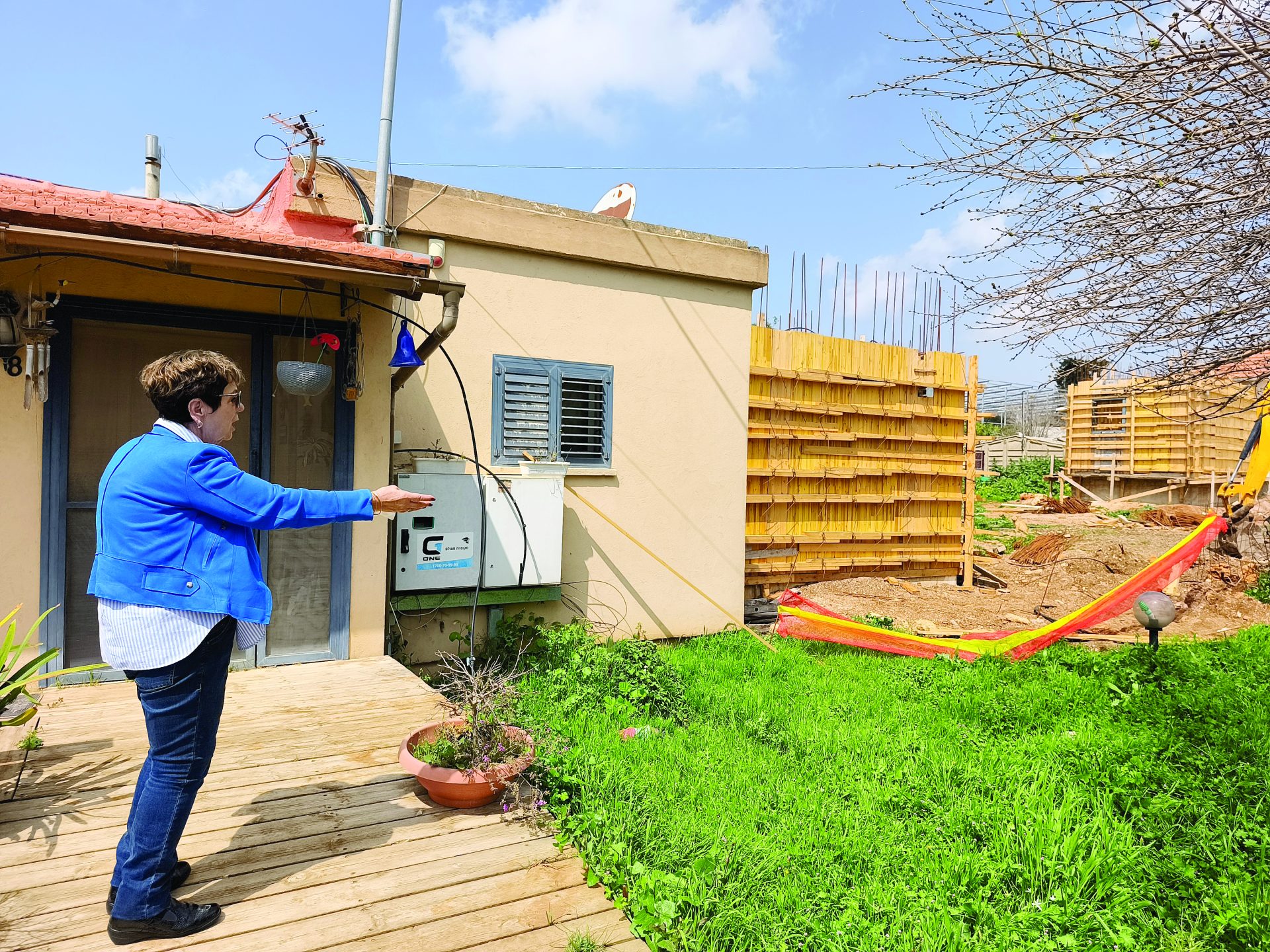 רחל וקרט בפתח ביתה בניית הממד אורכת כבר 9 חודשים