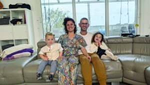 1 שמואל למדן ומשפחה בסלון