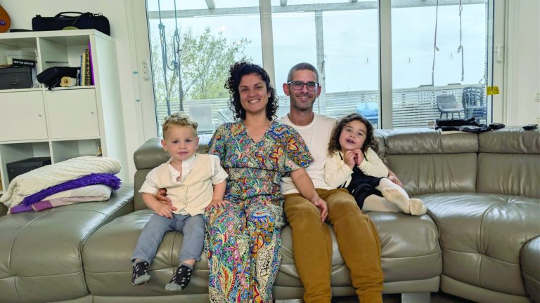 1 שמואל למדן ומשפחה בסלון