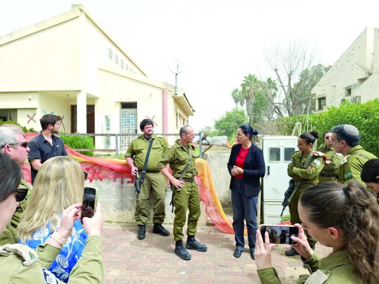 אלוף פיקוד העורף, שי קלפר, בביקורו במושב חניאל
