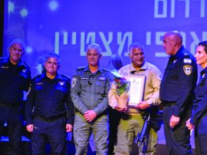 אלקנה מזגאוקר מקבל את תעודת ההצטיינות