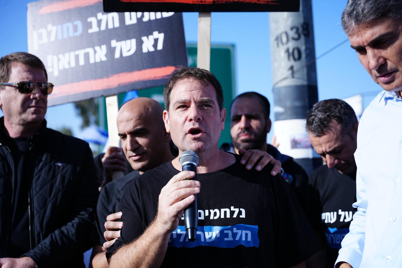 דגן יראל בהפגנה נגד הרפפורמה בענף החלב