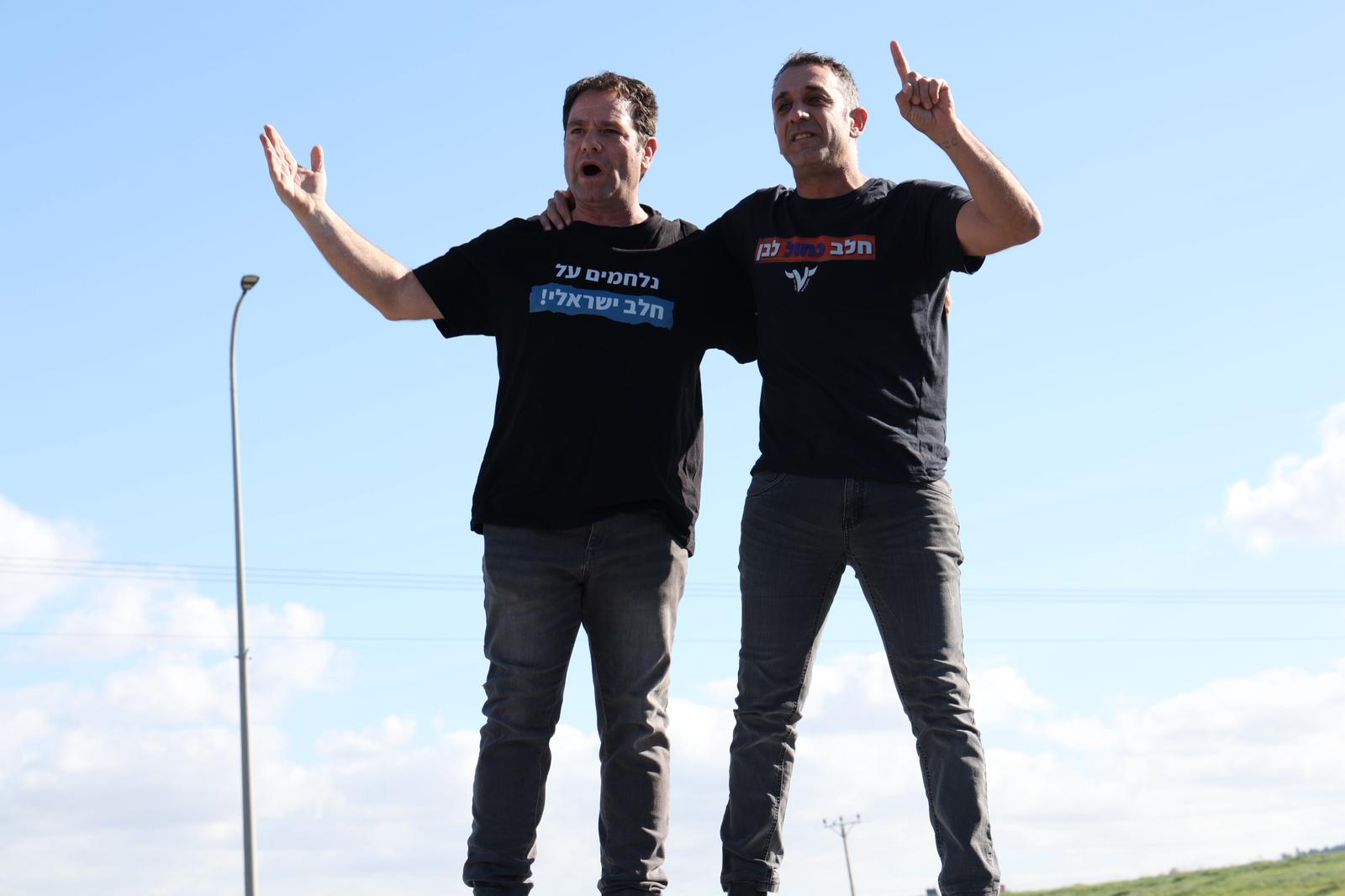 דגן יראל עם יוני דמרי מנהל המשק בתנועת המשבים