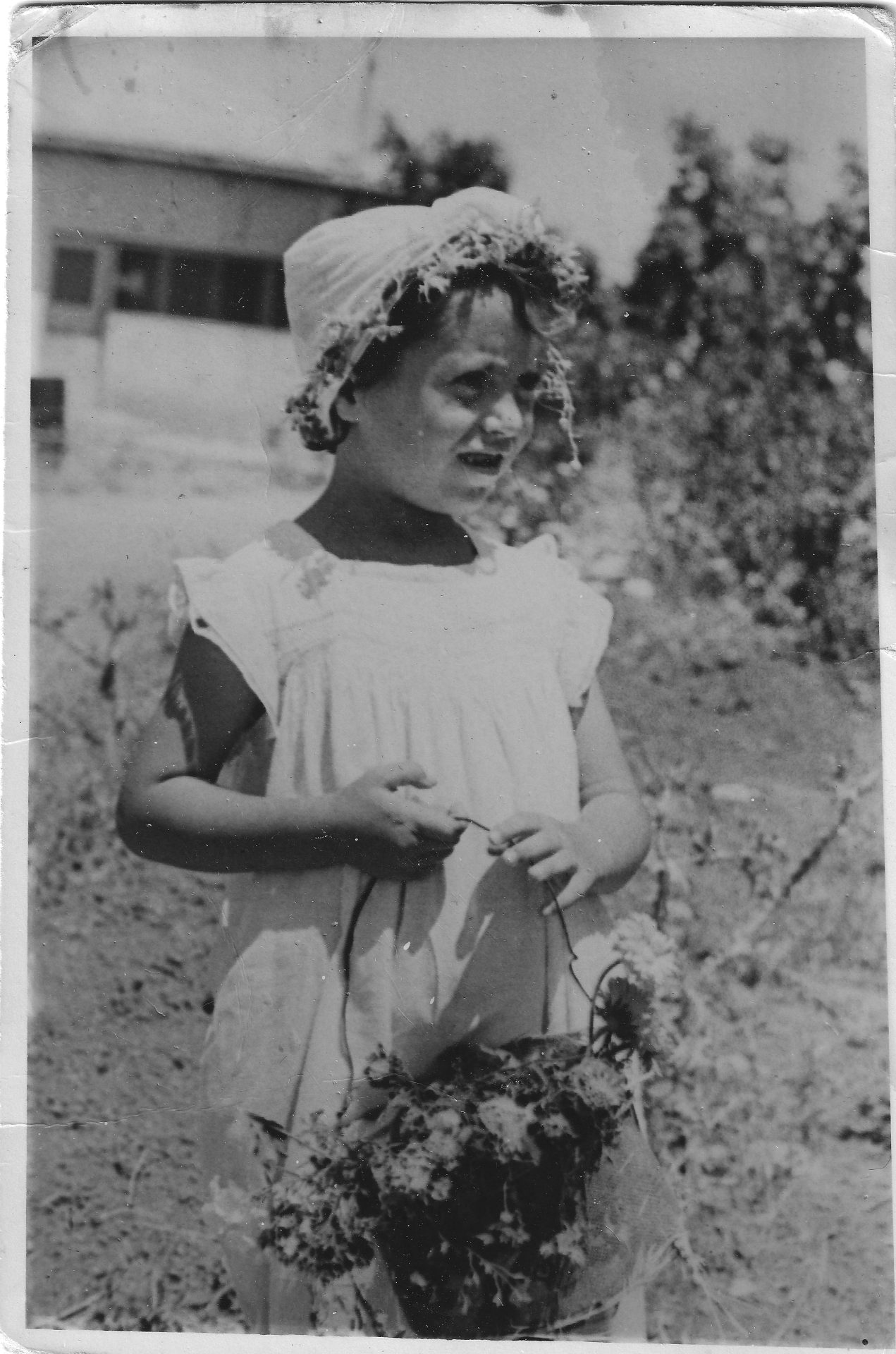 הילדה נחמה בחג השבועות בכפר. אלבום פרטי