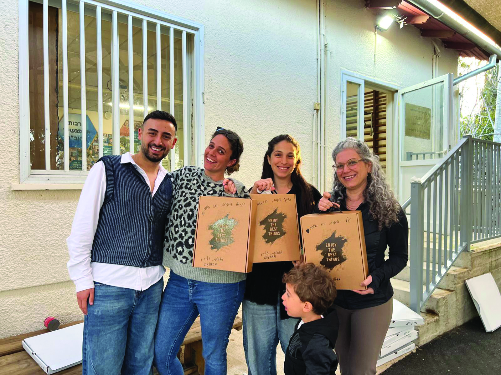 חלוקת מארזי שי לרכזות המילואים בחוף השרון