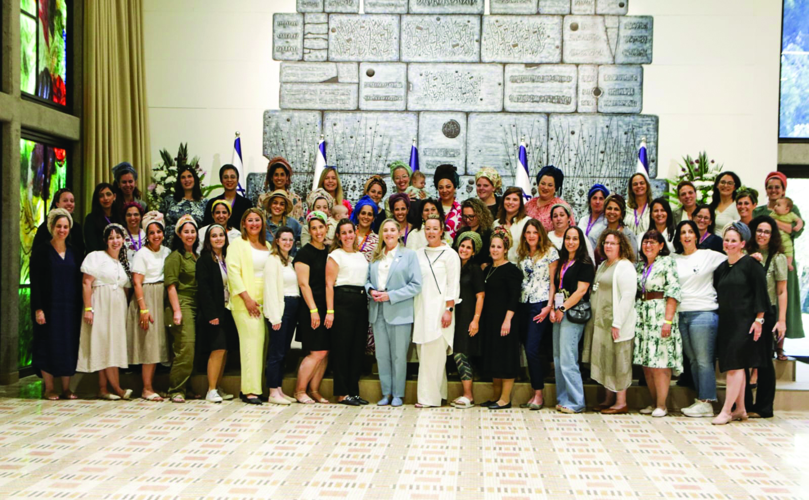 מיכל הרצוג ונשות מילואים במפגש. צילום נילי קאופמן